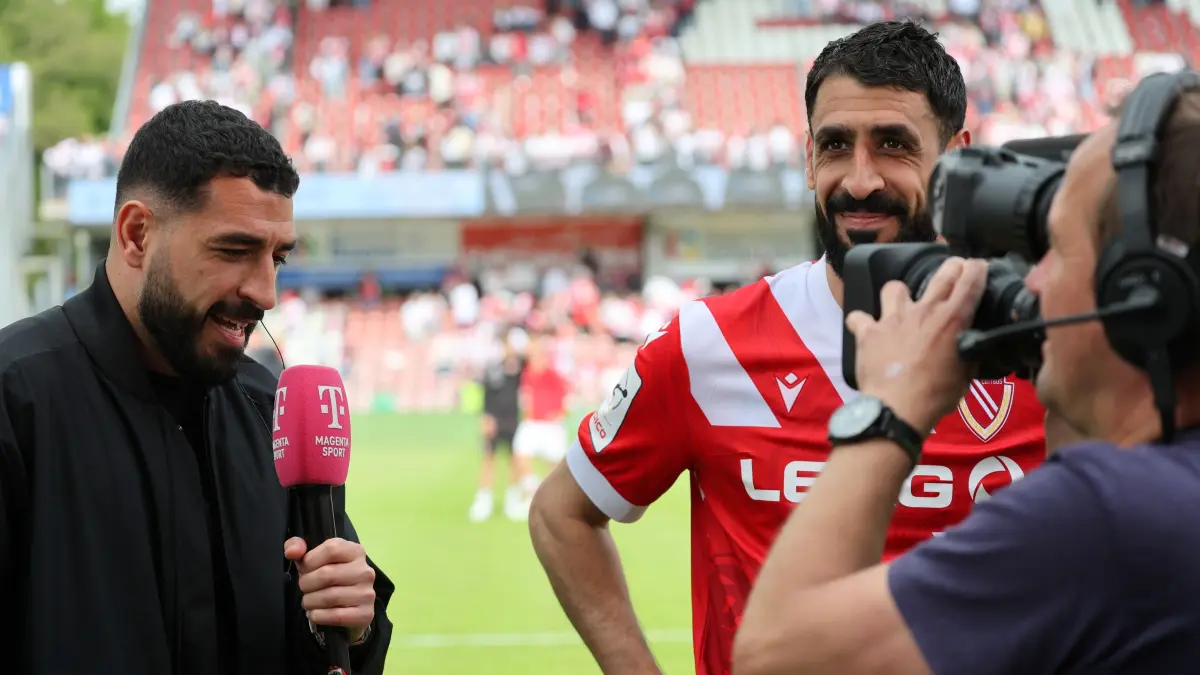 Fussball 3. Liga 2025/2026 FC Energie Cottbus - SV Wehen Wiesbaden: 10 Tolcay Cigerci (Energie Cottbus, l.) und 14 Tolga Cigerci (Energie Cottbus) im TV-Interview