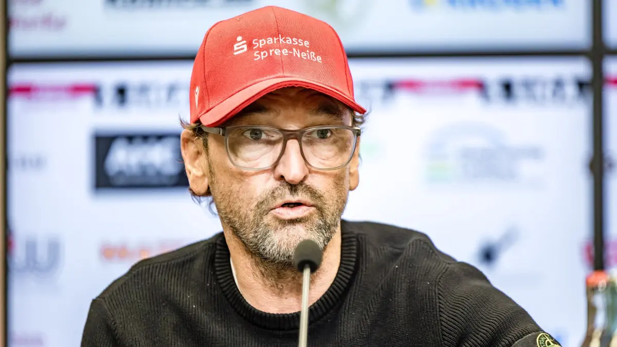 Energie Cottbus - SV Wehen Wiesbaden: 09.05.2026, Brandenburg, Cottbus: Fußball, Männer: 3. Liga, Energie Cottbus - SV Wehen Wiesbaden, 37. Spieltag, LEAG Energie Stadion. Trainer Claus-Dieter Wollitz (FC Energie Cottbus) spricht in der Pressekonferenz nach dem Spiel. Foto: Frank Hammerschmidt/dpa +++ dpa-Bildfunk +++