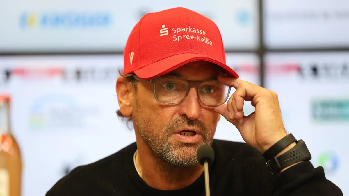 Fussball 3. Liga 2025/2026 FC Energie Cottbus - SV Wehen Wiesbaden: Trainer Claus-Dieter Wollitz (Energie Cottbus)
