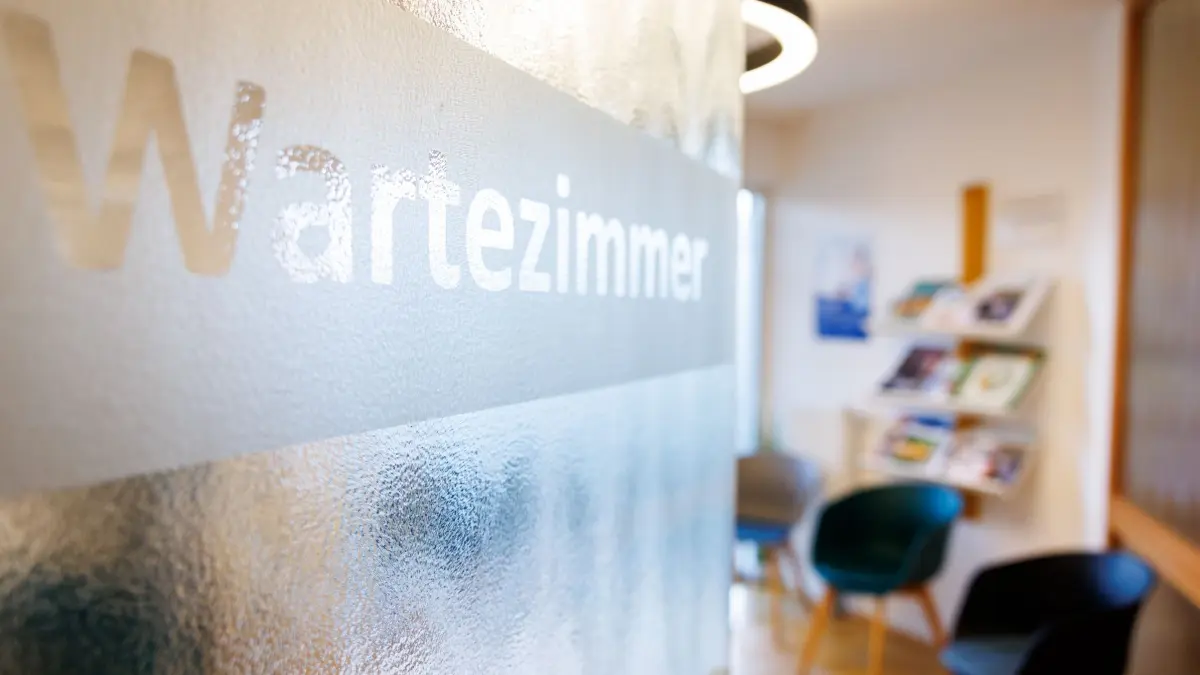 Wartezimmer in Hausarztpraxis: PRODUKTION - 17.03.2025, Bayern, Nürnberg: "Wartezimmer" ist auf der Tür eines Wartezimmers in einer Arztpraxis zu lesen. (zu dpa: «KBV: Milliarden-Sparpaket bedroht Millionen Arzttermine») Foto: Daniel Karmann/dpa +++ dpa-Bildfunk +++
