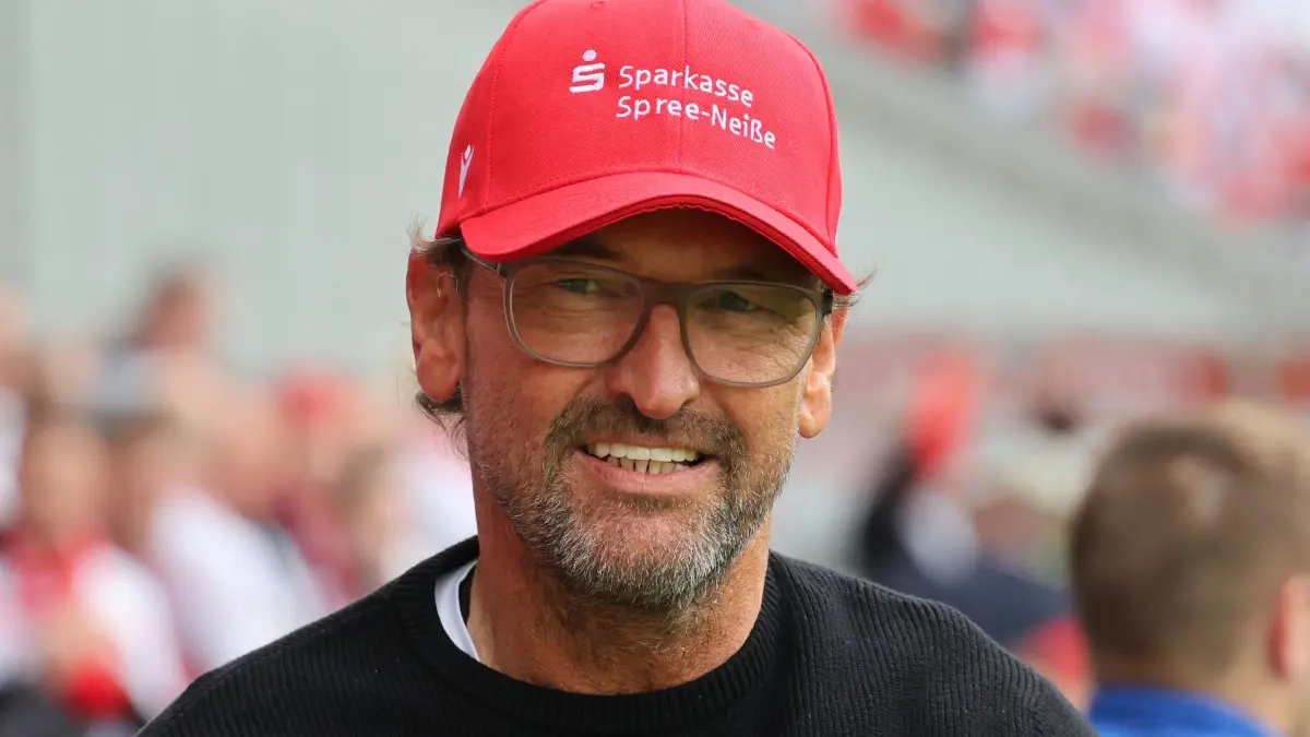 Fussball 3. Liga 2025/2026 FC Energie Cottbus - SV Wehen Wiesbaden: Trainer Claus-Dieter Wollitz (Energie Cottbus)