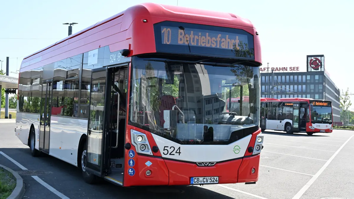 Wasserstoffbus SPN Cottverkehr: Ein Wasserstoffbus von Spreeneiße-Cottbusverkehr steht auf dem Parkplatz Verkehrsknoten Hauptbahnhof und fährt nach einer kurzen Pause auf der Pücklerlinie 10 zum Schloss Branitz. Die Wasserstoffbusse (gut zu erkennen an der höheren roten Dachkante gegenüber den herkömmlichen Bussen von Cottbusverkehr) haben keine herkömmlichen Außenspiegel mehr. Die Überwachung des Strassenverkehrs erfolgt über Kameras und Aussensensoren.
Das Verkehrsunternehmen Spree-Neiße Cottbusverkehr testet derzeit die Wasserstoffbusse im regulären Linienverkehr. Bis die Wasserstofftankstelle auf dem Betriebshof in der Walther-Ratenau-Strasse fertiggestellt ist, werden die Wasserstoffbusse auf dem Betriebshof mit externen Tanklastzügen betankt.