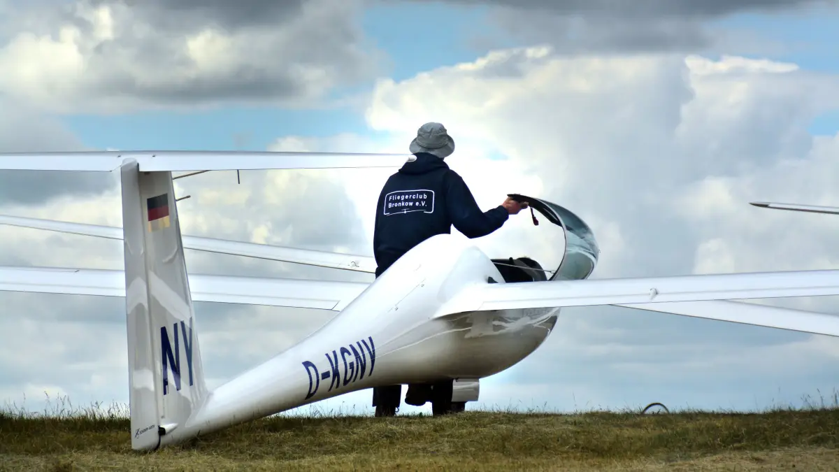 Zum vierten Mal bittet der Fliegerclub Bronkow zum Spreewald-Cup. Inzwischen haben sich über 50 Pilotinnen und Piloten aus mehreren Bundesländern angemeldet. Durchgeführt wird das Kräftemessen in der Thermik in zwei Etappen, vom 14. bis 17. Mai und vom 22. bis 24. Mai.