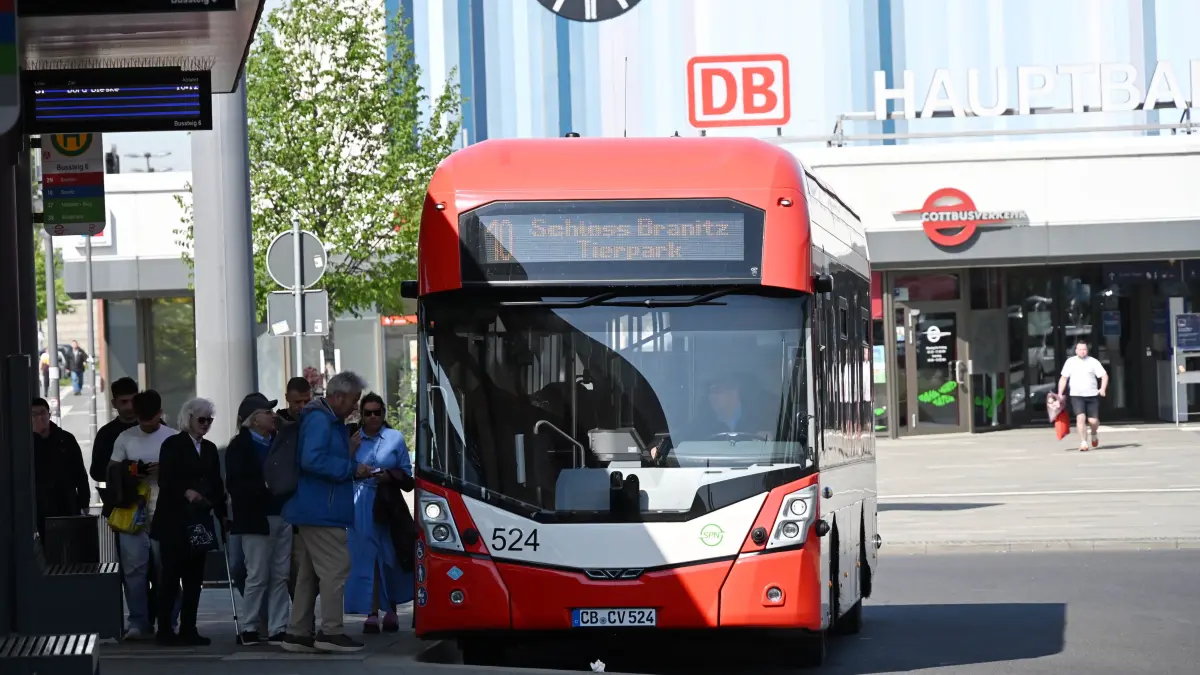Wasserstoffbus SPN Cottverkehr: Ein Wasserstoffbus von Spreeneiße-Cottbusverkehr steht auf dem Parkplatz Verkehrsknoten Hauptbahnhof und fährt nach einer kurzen Pause auf der Pücklerlinie 10 zum Schloss Branitz. Die Wasserstoffbusse (gut zu erkennen an der höheren roten Dachkante gegenüber den herkömmlichen Bussen von Cottbusverkehr) haben keine herkömmlichen Außenspiegel mehr. Die Überwachung des Strassenverkehrs erfolgt über Kameras und Aussensensoren.
Das Verkehrsunternehmen Spree-Neiße Cottbusverkehr testet derzeit die Wasserstoffbusse im regulären Linienverkehr. Bis die Wasserstofftankstelle auf dem Betriebshof in der Walther-Ratenau-Strasse fertiggestellt ist, werden die Wasserstoffbusse auf dem Betriebshof mit externen Tanklastzügen betankt.