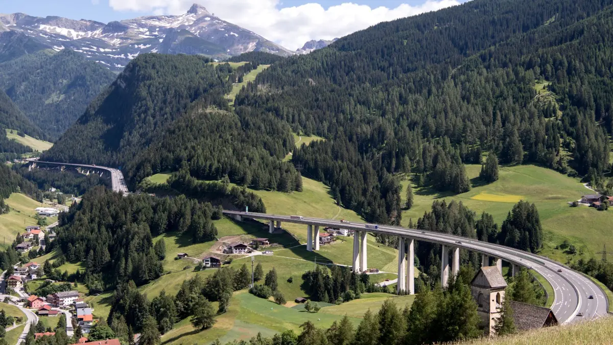Brennerautobahn 13: ARCHIV - 15.06.2018, Österreich, Gries: Autos und LKW fahren über den Brenner (Autobahn A13). (zu dpa: «Brenner-Blockade als Signal: Droht ein Stau-Chaos?») Foto: Sven Hoppe/dpa +++ dpa-Bildfunk +++