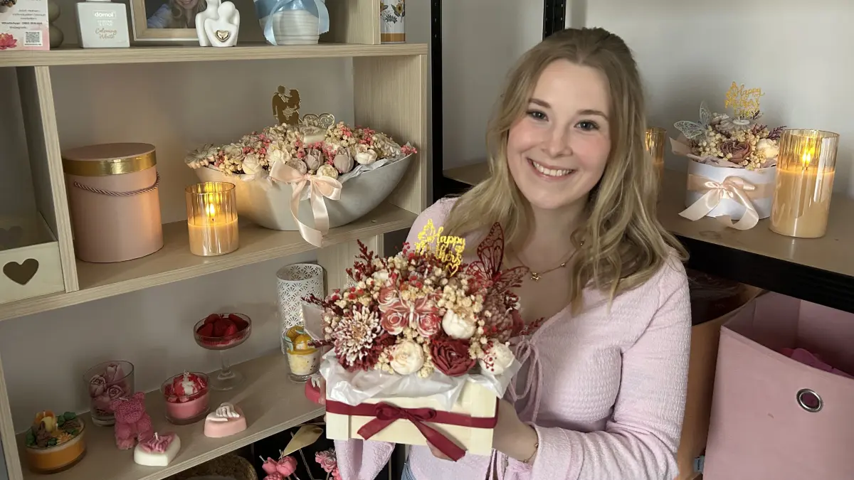 Annalena stellt seit etwa fünf Monaten Blumensträuße aus Kerzen her. Die Aufträge nehmen in letzter Zeit zu. Gar nicht so leicht, alles im Alltag als Erzieherin unterzubringen.