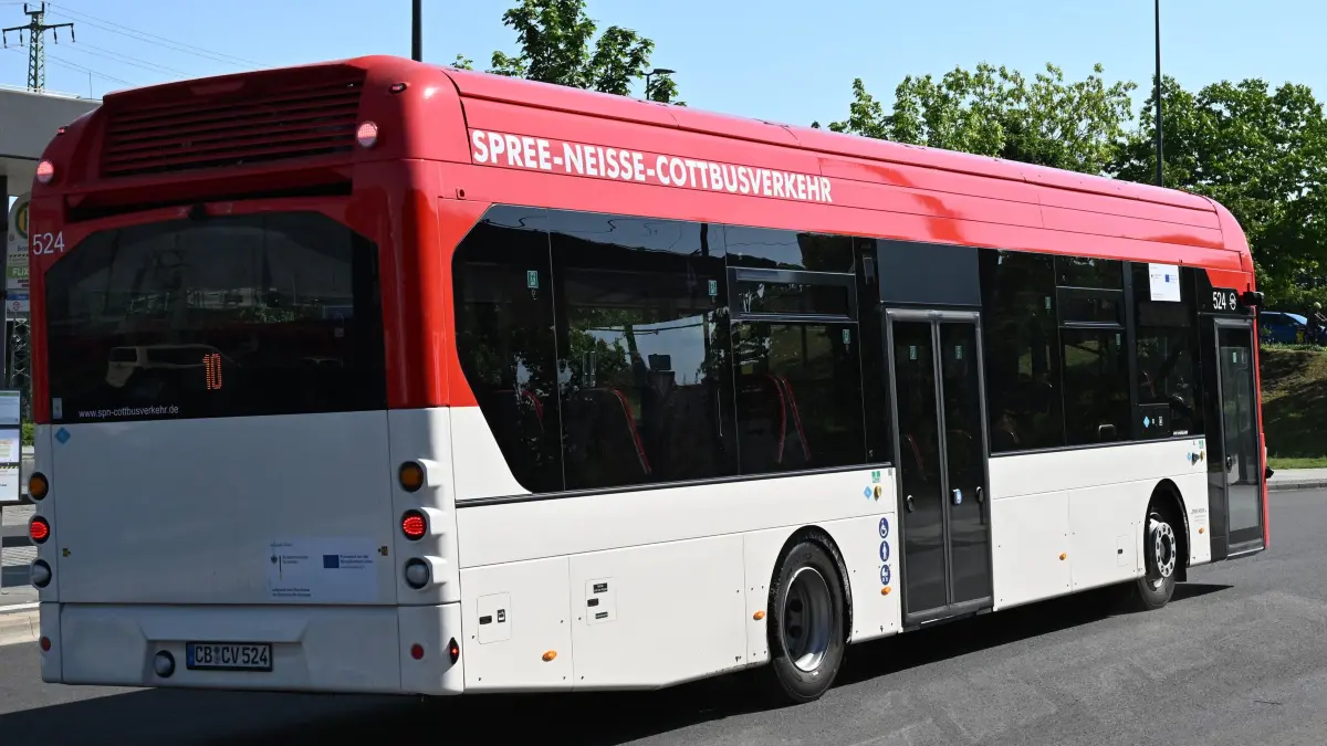 Wasserstoffbus SPN Cottverkehr: Ein Wasserstoffbus von Spreeneiße-Cottbusverkehr steht auf dem Parkplatz Verkehrsknoten Hauptbahnhof und fährt nach einer kurzen Pause auf der Pücklerlinie 10 zum Schloss Branitz. Die Wasserstoffbusse (gut zu erkennen an der höheren roten Dachkante gegenüber den herkömmlichen Bussen von Cottbusverkehr) haben keine herkömmlichen Außenspiegel mehr. Die Überwachung des Strassenverkehrs erfolgt über Kameras und Aussensensoren.
Das Verkehrsunternehmen Spree-Neiße Cottbusverkehr testet derzeit die Wasserstoffbusse im regulären Linienverkehr. Bis die Wasserstofftankstelle auf dem Betriebshof in der Walther-Ratenau-Strasse fertiggestellt ist, werden die Wasserstoffbusse auf dem Betriebshof mit externen Tanklastzügen betankt.