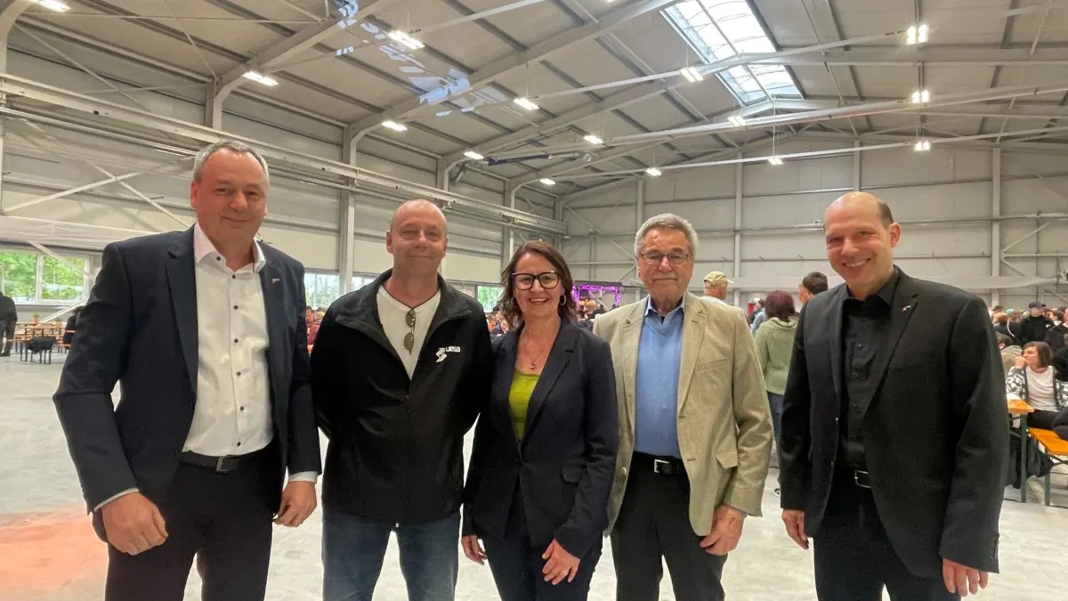 Uesa weiht auf dem Flugplatz Lönnewitz bei Falkenberg eine neue Produktionshalle bei einem großen Mitarbeiterfest ein. Die Uesa-Geschäftsführer Michael Hoffmann (l.), Helmut Hoffmann (2. v. r.) und Dr. Jörg Nagel (r.) mit Finanzchefin Heike Mohr und dem Gruppenleiter Mittelspannungs-Schaltgeräte Jens Hoffmann.