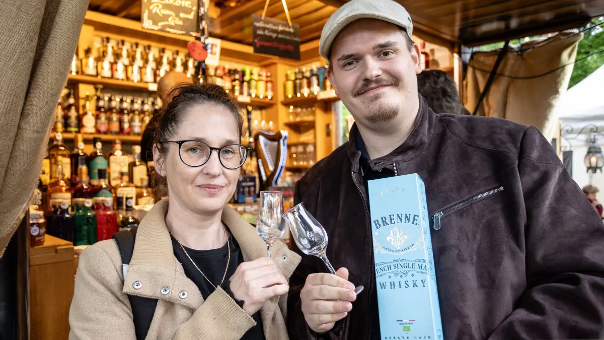 Im Grochwitzer Schloss fand auch 2026 wieder die Whiskeymesse der Kaxdorfer Whiskeyfreunde statt. Marleen (l.) und Oliver kamen extra aus Nünchritz (Landkreis Meißen) nach Herzberg. Sie haben ihrer Sammlung um einen französischen Whiskey erweitert.