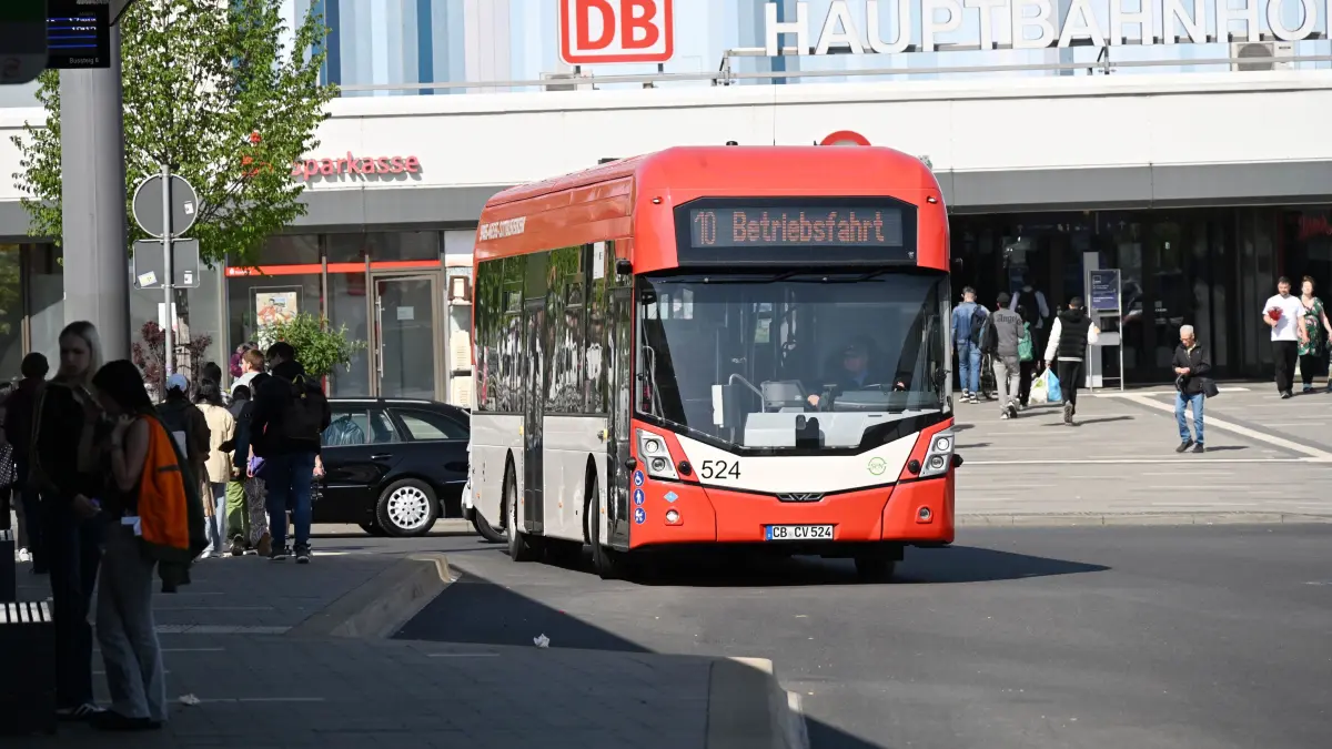 Wasserstoffbus SPN Cottverkehr: Ein Wasserstoffbus von Spreeneiße-Cottbusverkehr steht auf dem Parkplatz Verkehrsknoten Hauptbahnhof und fährt nach einer kurzen Pause auf der Pücklerlinie 10 zum Schloss Branitz. Die Wasserstoffbusse (gut zu erkennen an der höheren roten Dachkante gegenüber den herkömmlichen Bussen von Cottbusverkehr) haben keine herkömmlichen Außenspiegel mehr. Die Überwachung des Strassenverkehrs erfolgt über Kameras und Aussensensoren.
Das Verkehrsunternehmen Spree-Neiße Cottbusverkehr testet derzeit die Wasserstoffbusse im regulären Linienverkehr. Bis die Wasserstofftankstelle auf dem Betriebshof in der Walther-Ratenau-Strasse fertiggestellt ist, werden die Wasserstoffbusse auf dem Betriebshof mit externen Tanklastzügen betankt.