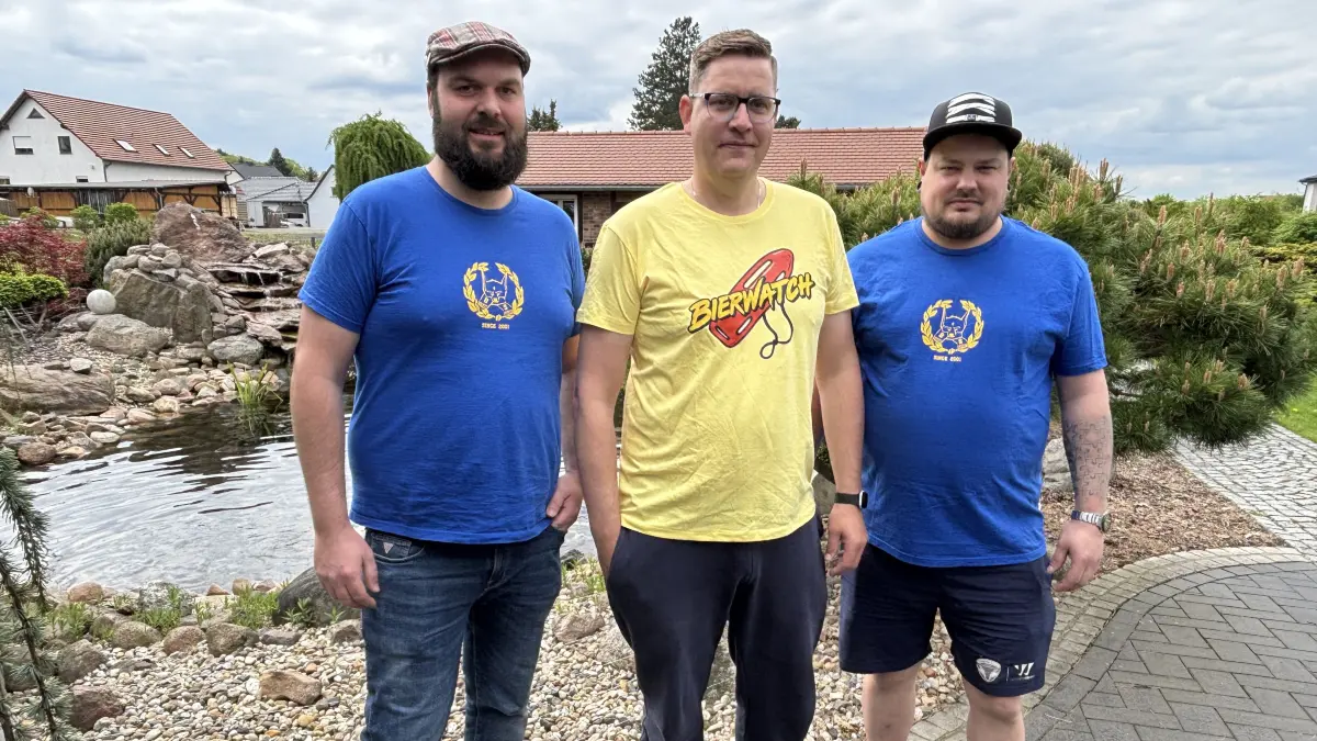 Markus Melchior alias Mello, André Gattke alias Gatti und Michael Kunze alias Micha (v.l.n.r) verbindet nicht nur die Leidenschaft zum Eishockey – sie sind auch seit vielen Jahren sehr gute Freunde.