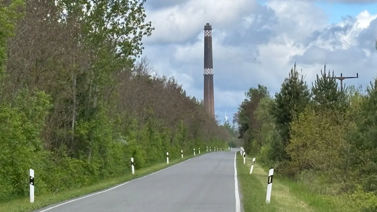 Direkt neben der alten LMBV-Betriebsstraße zwischen Senftenberg und Freienhufen soll die Fernwärmetrasse entlangführen. Im Kraftwerk Sonne mit seinem markanten Schornstein nimmt die elf Kilometer lange Leitung ihren Anfang.