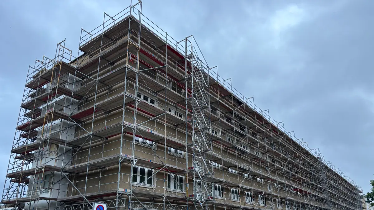 Dieser Wohnblock in der Stralsunder Straße 36–48 wird derzeit im Auftrag der KWG saniert. Dabei zeigen sich Risse im Gebäude.