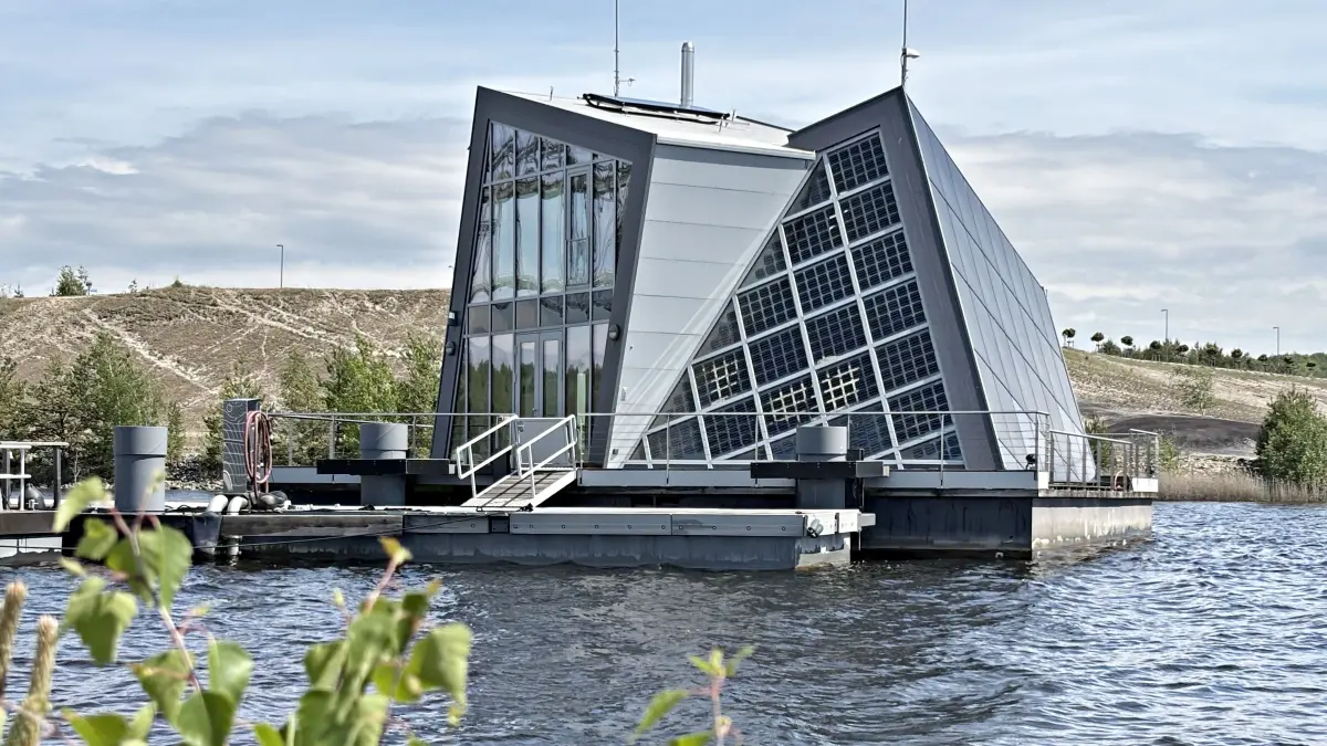 Das autartec-Haus auf dem Bergheider See in Lichterfeld (Brandenburg). Jetzt gibt es eine jähe Wendung für das einst hochangebundene Forschungsprojekt zum autarken Leben auf dem Wasser.