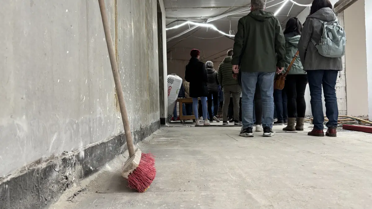 Werden die Bauarbeiten am neuen Spatzennest in Großräschen pünktlich abgeschlossen? Im März 2026 präsentiert sich das Objekt bei einer Begehung noch als typischer Rohbau.