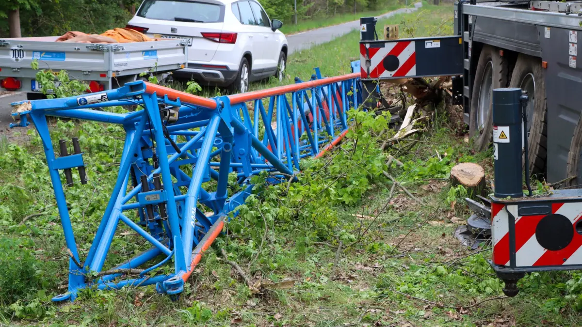 Auf der Spreestraße zwischen Neustadt/Spree und Boxberg (Landkreis Görlitz) ist ein tonnenschwerer Kran von der Straße abgekommen. Bei dem Unfall wurde der Fahrer verletzt. Am Kran entstand hoher Sachschaden.