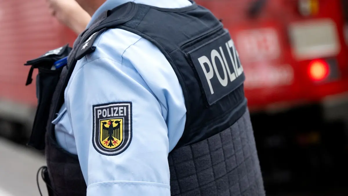 Bundespolizei: ARCHIV - 03.07.2024, Bayern, München: Ein Bundespolizist steht an einem Bahnsteig vor einem Zug der Deutschen Bahn. (zu dpa: «Zug stoppt nach Vollbremsung einen Meter vor Frau auf Gleis») Foto: Sven Hoppe/dpa +++ dpa-Bildfunk +++