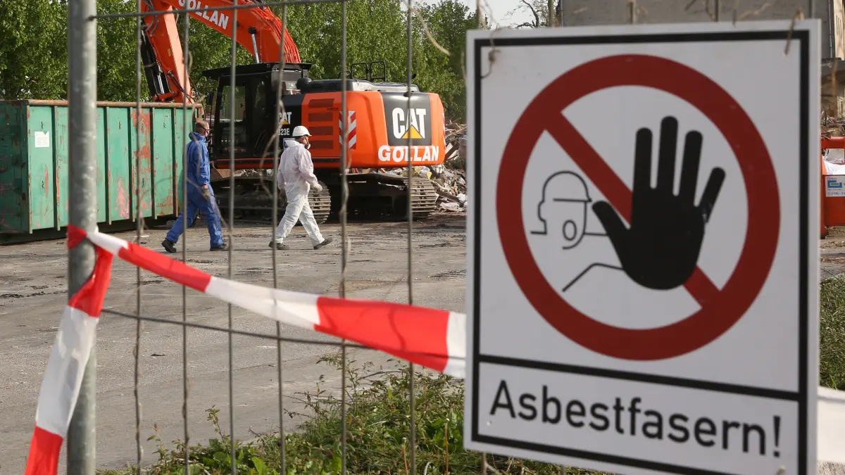 Auf einem Sammelplatz, wo asbestbelasteter Schutt lagert, warnt ein Schild «Asbestfasern!». (zu dpa «Altlasten auf der Gartenlaube: In Thüringen fällt immer noch viel Asbest-Müll an» vom 04.03.2019) +++ dpa-Bildfunk +++