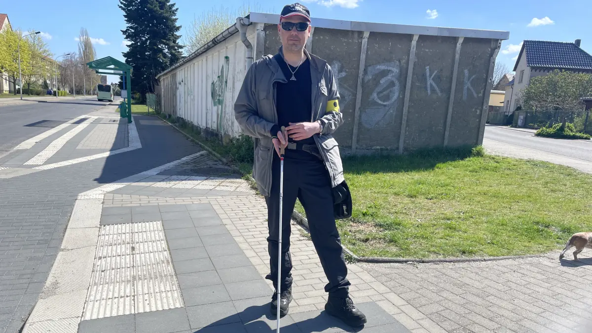 Der sehbehinderte Carsten Dachwitz lobt das Blindenleitsystem an der Bushaltestelle in der Bayernstraße in Finsterwalde. An anderen Stellen im Wohnkomplex Süd sieht es nicht so gut aus.