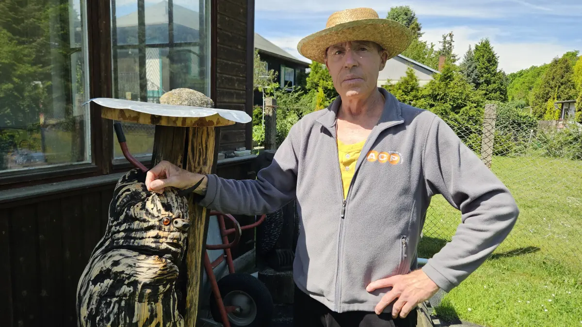 Nach lebensrettender Operation und Nierentransplantation kann Thomas Poske seinem Hobby wieder nachgehen: dem Holzschnitzen. Einige seiner Figuren verkauft der Altdöberner inzwischen auch.