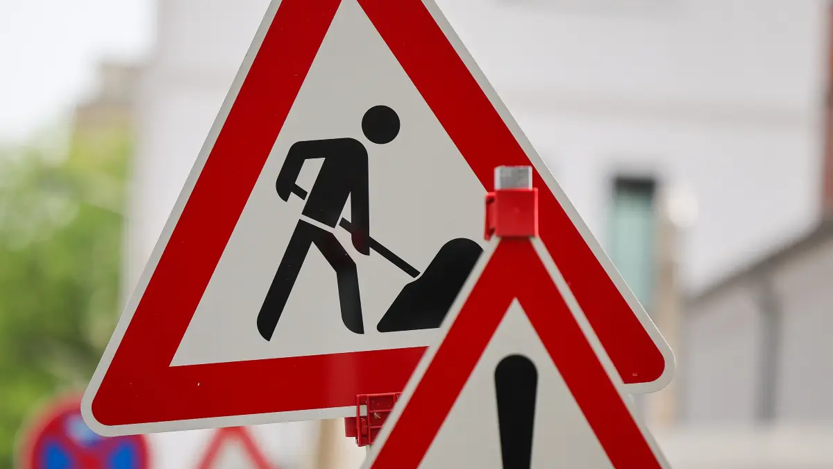 Schilder warnen vor einer Baustelle. (zu dpa: «Autobahnkreuz Bargteheide: Sperrungen wegen Brückenneubau über die A1») +++ dpa-Bildfunk +++