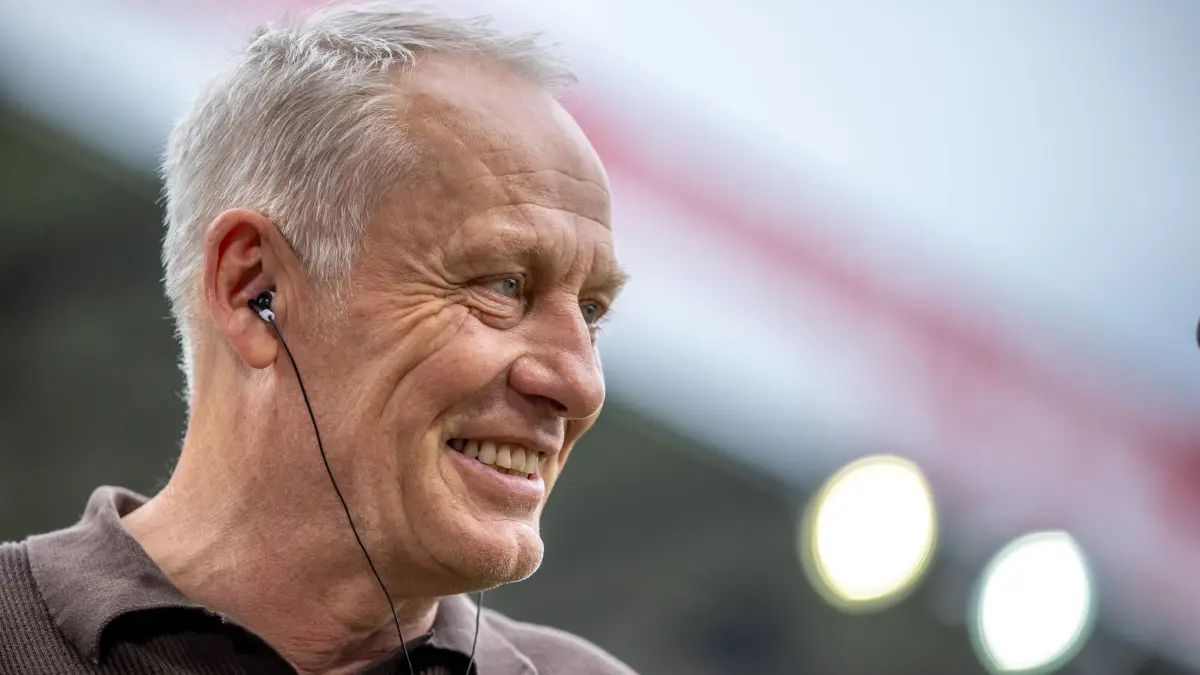 Christian Streich: ARCHIV - 18.05.2024, Berlin: Fußball: Bundesliga, 1. FC Union Berlin - SC Freiburg, 34. Spieltag, An der Alten Försterei. Trainer Christian Streich von SC Freiburg lacht vor Beginn des Spiels. (zu dpa: «Christian Streich wird zur Fußball-WM TV-Experte beim ZDF») Foto: Andreas Gora/dpa - WICHTIGER HINWEIS: Gemäß den Vorgaben der DFL Deutsche Fußball Liga bzw. des DFB Deutscher Fußball-Bund ist es untersagt, in dem Stadion und/oder vom Spiel angefertigte Fotoaufnahmen in Form von Sequenzbildern und/oder videoähnlichen Fotostrecken zu verwerten bzw. verwerten zu lassen. +++ dpa-Bildfunk +++