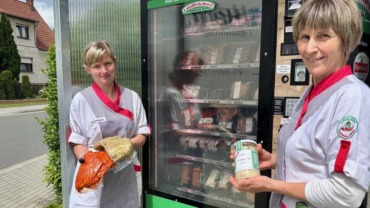 Vor dem Fleischer in Cottbus-Sielow steht ein Automat, an dem sich die Kunden der Landfleischerei Turnow (Spree-Neiße) auch am Wochenende oder am Feiertag mit Grillware eindecken können.