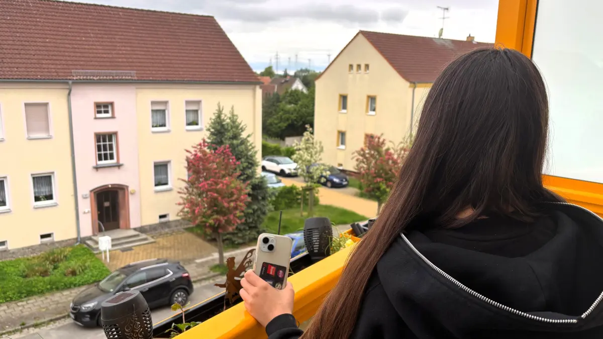 Für die Gymnasiastin Alina R. ist das Handy ein ständiger Begleiter in ihrem Alltag in Falkenberg.