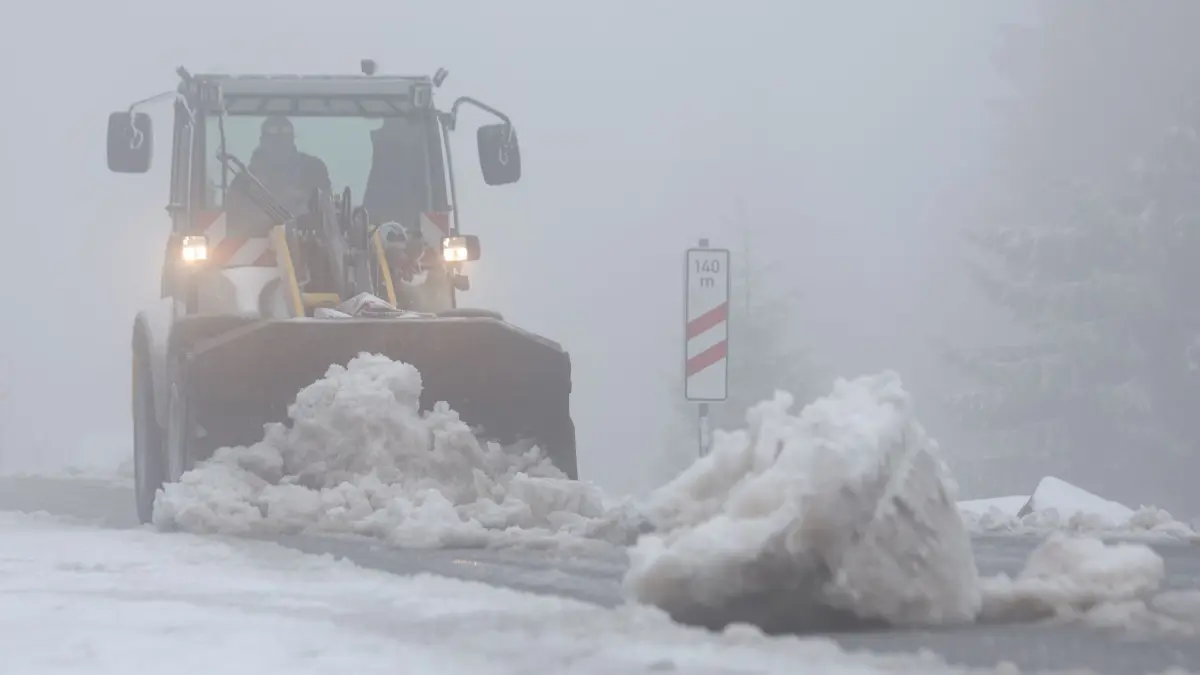 Schnee auf dem Brocken: 12.05.2026, Sachsen-Anhalt, Schierke Am Brocken: Mit schwerer Räumtechnik wird die Brockenstraße passierbar gehalten. Der Brockenwirt übernimmt kurzzeitig den Winterdienst auf dem Brocken. Die Eisheiligen haben den Harz erreicht. In den höheren Bergregionen des Mittelgebirges hat Schneefall eingesetzt. Foto: Matthias Bein/dpa +++ dpa-Bildfunk +++