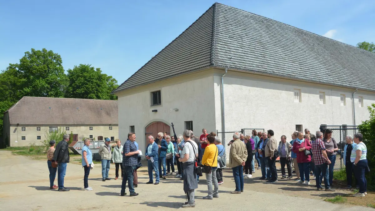 Der traditionelle Maigang des Altdöberner Heimatvereins macht auf dem historischen Gutshof und im Mauergarten am Schlosspark Station. Da diese für die Öffentlichkeit nicht zugänglich sind, genießen die Areale in der Gemeinde den Status von Lost Places (vergessene Orte).