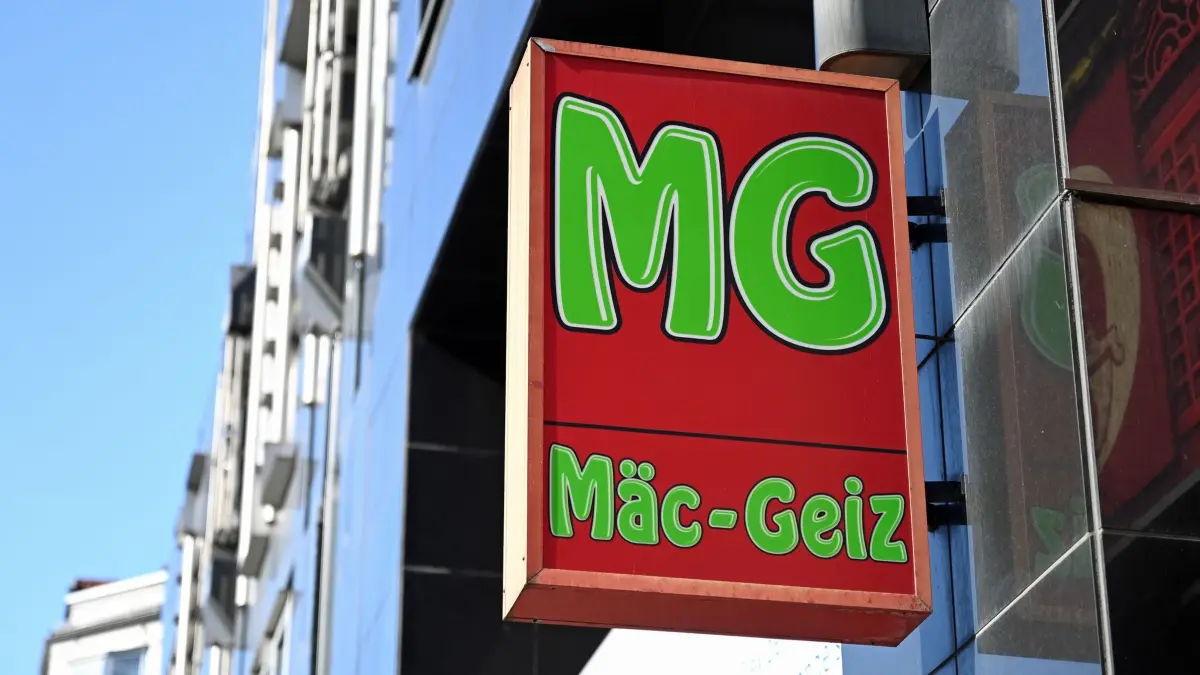 Kodi übernimmt Mäc Geiz: ARCHIV - 27.02.2026, Berlin: An einer Hauswand in Berlin hängt das Schild des Non-Food-Discounters Mäc Geiz. Die Kodi Beteiligungs GmbH, zu der auch der Discounter Kodi gehört, übernimmt die Kette. (zu dpa: «Mäc Geiz stellt Insolvenzantrag») Foto: Elisa Schu/dpa +++ dpa-Bildfunk +++