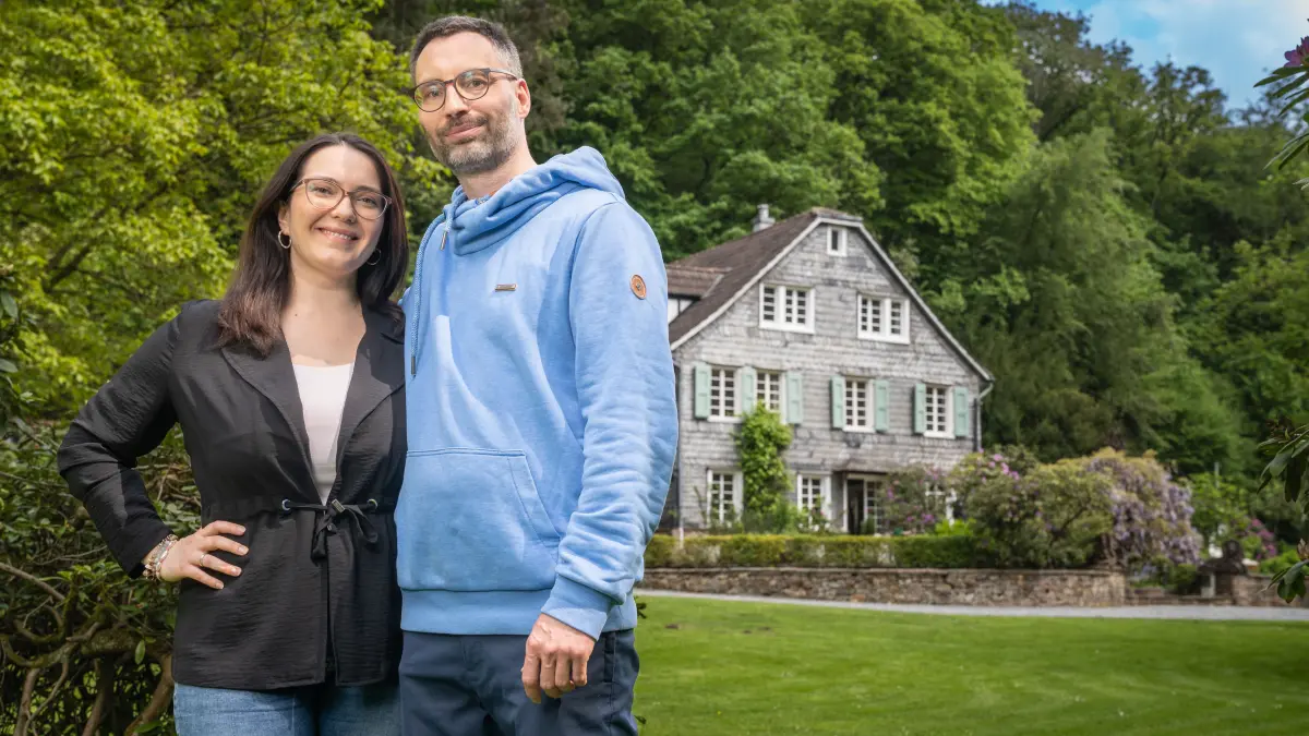 Haan, 08.05.2026
Omaze Haus Gewinner Steven und Marina Hoffmann und ihr neues Haus in Haan bei Düsseldorf.