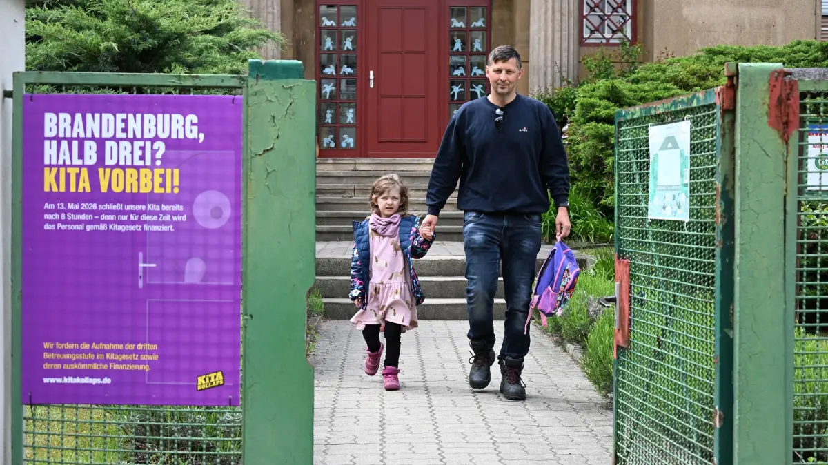 Aktion Kita Kollaps : Jens Schmolka hat seine Tochter Aurelia Sophie (5) aus der Witaj Kita Villa Kunterbunt in der Seminarstraße abgeholt. Die Aktion finde ich gut. Wir alle gehen doch arbeiten, um Geld zu verdienen. Also soll auch die Leistung bezahlt werden, die erbracht wird. Unser Kind geht neun Stunden in die Kita, aber nach dem neuen System bekommen die Erzieherinnen und Erzieher nur 7,5 Stunden bezahlt. Das ist doch ungerecht. Ich möchte auch nicht acht Stunden arbeiten, und mein Chef bezahlt mir nur sechs Stunden. Dan würde ich kündigen und mir einen neuen Arbeitgeber suchen. Klar war es eine Herausforderung, unser Kind heute eher abzuholen, es ist ja nicht ohne Grund neun Stunden in der Kita. Aber die Aktion war ja lange vorher angekündigt. Da findet man schon mal eine Lösung.
Akton Kita-Kollaps
Motto: „Brandenburg, halb drei? Kita vorbei!“ daher Schließzeiten gegen 14.30 Uhr/ 15 Uhr …
