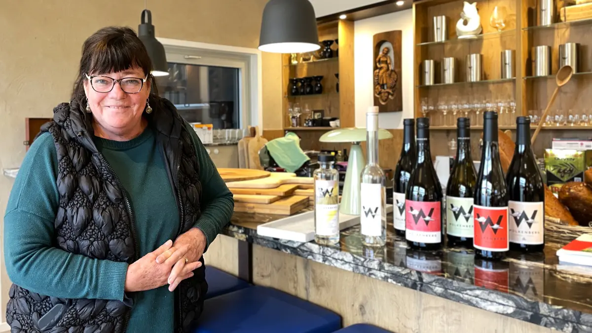 Bettina Muthmann, Chefin des Weingutes Wolkenberg in Welzow, am 8. Mai 2026 in ihrer Vinothek in Welzow