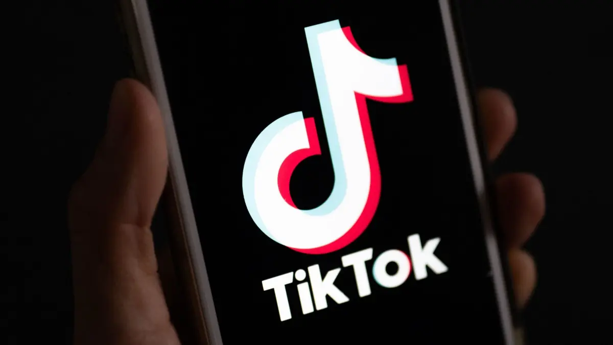 ARCHIV - 22.09.2023, Berlin: Auf einem Smartphone wird das Logo der Plattform Tiktok angezeigt.
In den sozialen Netzwerken kursiert mal wieder eine Tanz-Challenge. (zu dpa: «Fahrraddiebstahl live auf TikTok - zwei Männer in U-Haft») Foto: Monika Skolimowska/dpa +++ dpa-Bildfunk +++