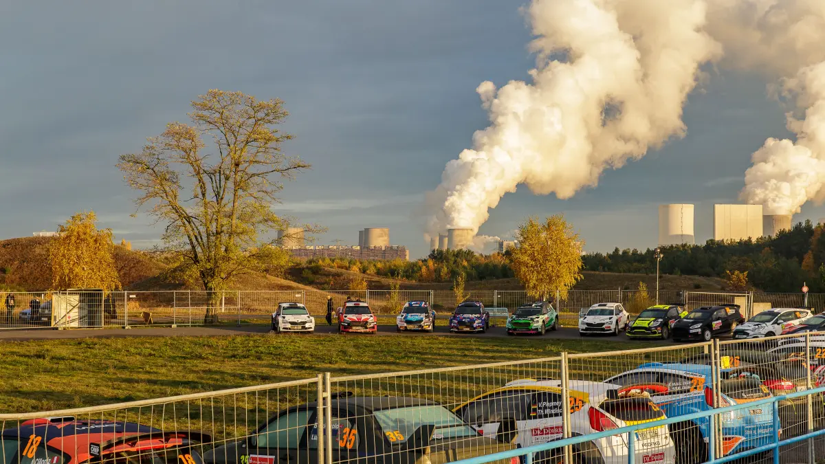Für das Fahrerlager der Lausitz-Rallye am Bärwalder See muss jetzt ein neuer Platz gesucht werden.
