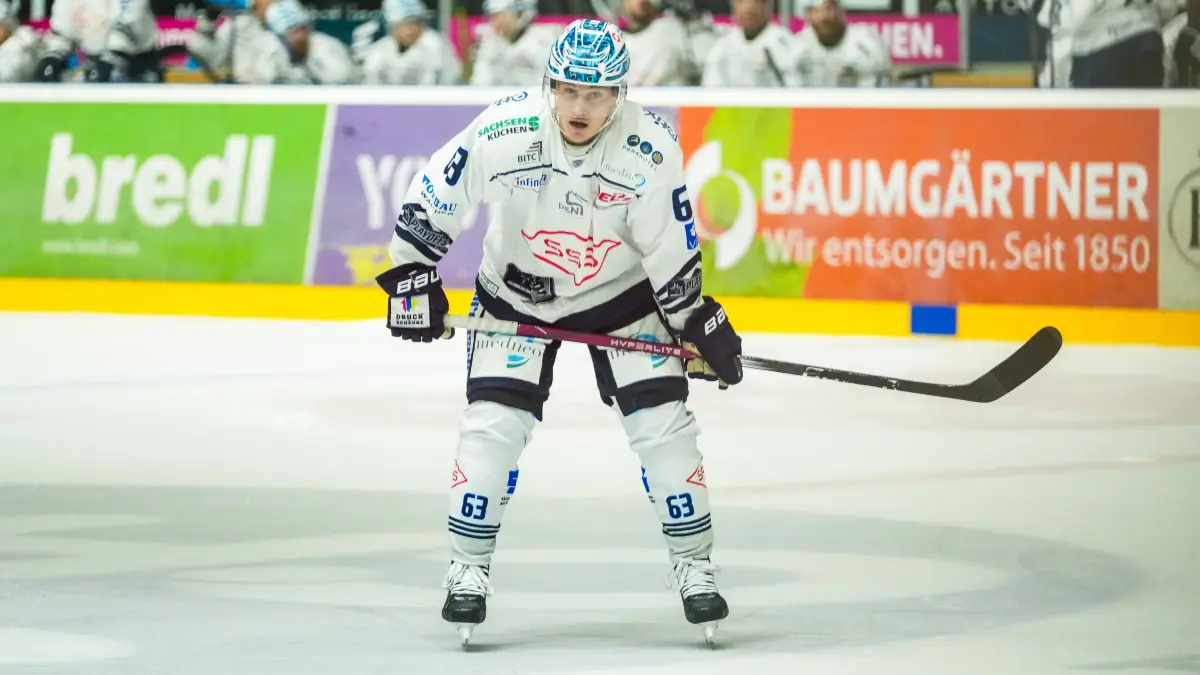 David Rundqvist Dresdner Eisloewen, 63, GER, Ravensburg Towerstars vs. Dresdner Eisloewen, Eishockey, DEL2, Spielzeit 2024/2025, Playoff Finale Spiel 5, 25.04.25 GER, Ravensburg Towerstars vs. Dresdner Eisloewen, Eishockey, DEL2, Spielzeit 2024/2025, Playoff Finale Spiel 5, 25.04.25 Ravenburg *** David Rundqvist Dresdner Eisloewen, 63 , GER, Ravensburg Towerstars vs Dresdner Eisloewen, Ice Hockey, DEL2, Season 2024 2025, Playoff Final Game 5, 25 04 25 GER, Ravensburg Towerstars vs Dresdner Eisloewen, Ice Hockey, DEL2, Season 2024 2025, Playoff Final Game 5, 25 04 25 Ravenburg Copyright: xEibner-Pressefoto/MaximilianxRisx EP_MRT