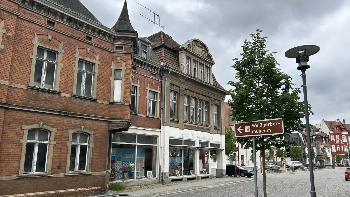 Das Alte Kaufhaus in Doberlug-Kirchhain steht zum Verkauf. Das Denkmal am Markt in Kirchhain bietet Potenzial und versprüht immer noch Charme. Doch dem stehen Brandfolgen, marode Bereiche und die Frage nach einem zukunftssicheren Konzept entgegen.
