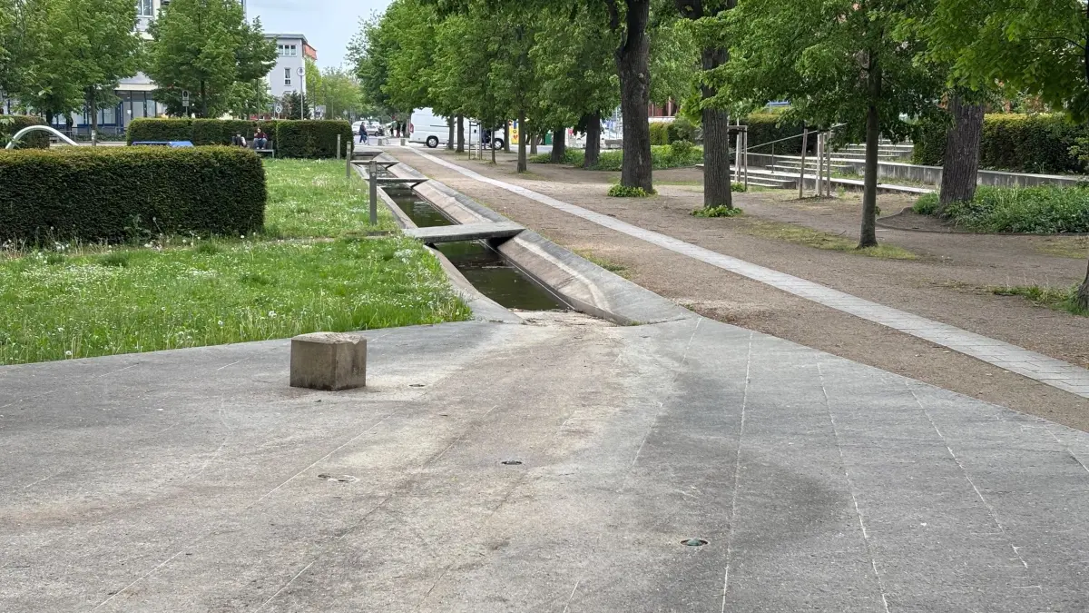 Auf dem Neumarkt in Senftenberg gab es einst Figuren, aus denen das Wasser sprudelte. Diese sind seit einiger Zeit verschwunden.