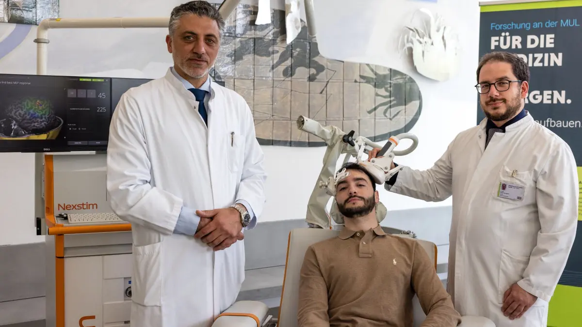 Antrittsbesuch Forschungsministerin Bär in Cottbus: 13.05.2026, Brandenburg, Cottbus: Ehab Shiban (l-r), Chefarzt der Neurochirurgie der Medizinischen Universität Lausitz - Carl Thiem (MUL-CT), Abdullah Makni, Assistenzarzt, und Petros Evagelou, Oberarzt, stehen beim Besuch von Forschungsministerin Bär zur Vorstellung des Brain-Machine-Interface-Programms am Stand der Neurochirurgischen Klinik der MUL-CT in der Brandenburgischen Technischen Universität (BTU) Cottbus-Senftenberg. Das Programm bietet eine direkte Schnittstelle zwischen Gehirn und Technik. Das ermöglicht beispielsweise Patienten mit schweren Lähmungen Interaktion mit der Umwelt - nicht über Muskelkraft, sondern über direkt abgeleitete Hirnsignale. Foto: Frank Hammerschmidt/dpa +++ dpa-Bildfunk +++