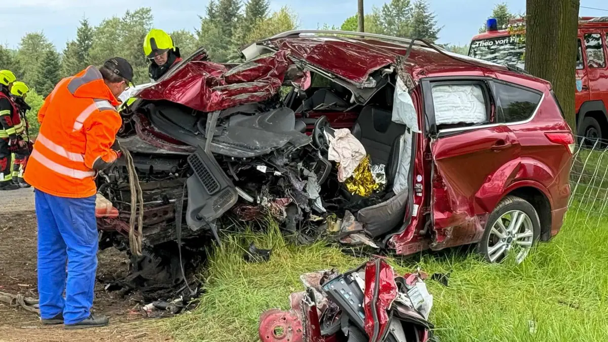 Datum: 13.05.2026 / Ort: Fischbach
Toedlicher Verkehrsunfall bei Fischbach - Feuerwehr unterstuetzt Rettungskraefte vor Ort
Am Mittwochmorgen kam es gegen 9 Uhr zwischen Stolpen und Fischbach zu einem schweren Verkehrsunfall. Aus bislang ungeklaerter Ursache kam der Fahrer eines Pkw von der Fahrbahn ab und prallte mit hoher Geschwindigkeit gegen einen Baum am Strassenrand.
Durch die enorme Wucht des Aufpralls wurde der Fahrer in seinem Fahrzeug eingeklemmt. Die alarmierten Einsatzkraefte von Feuerwehr und Rettungsdienst waren schnell vor Ort. Trotz aller Bemuehungen konnte ein hinzugezogener Notarzt jedoch nur noch den Tod des Fahrers feststellen.
Die Feuerwehr unterstuetzte den Verkehrsunfalldienst an der Einsatzstelle, sicherte den Unfallbereich ab und uebernahm Massnahmen zur technischen Hilfeleistung. Waehrend der Rettungs- und Bergungsarbeiten blieb die Strecke zwischen Fischbach und dem Kreisverkehr vollstaendig gesperrt.
Die Polizei hat die Ermittlungen zur bislang ungeklaerten Unfallursache aufgenommen.