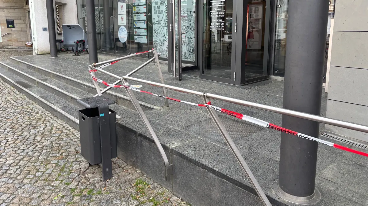 Bereits seit knapp drei Wochen sieht das Absturzgeländer vor dem Haupteingang des Senftenberger Rathauses so aus. Abhilfe sei in Sicht, heißt es aus dem Rathaus.