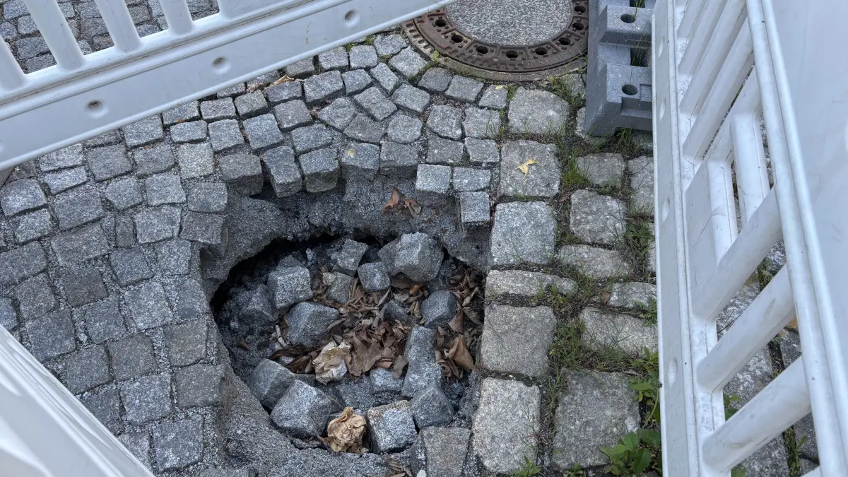 Solange die Ursache für den Einbruch des Straßenbelags in der Freienhufener Straße in Großräschen nicht beseitigt ist, hat die Absperrung ihre Berechtigung.