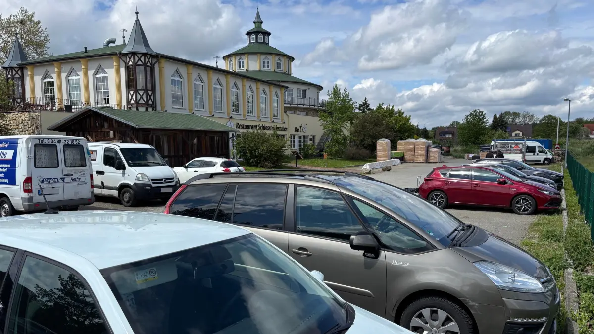 Wo sich jetzt der Parkplatz für das Seeschlößchen befindet, soll das neue Bettenhaus entstehen. Die Stellflächen würden dennoch erhalten bleiben.