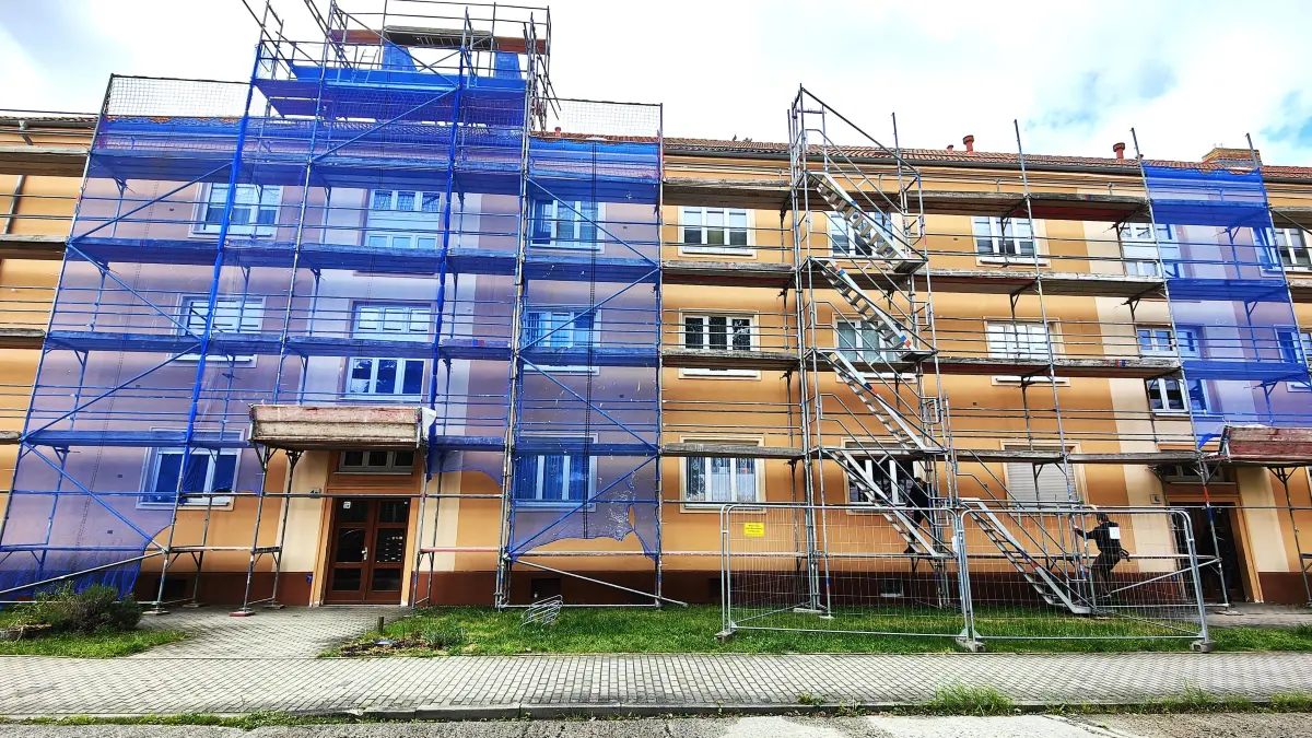 Das Haus Pestalozzi-Straße 4 a bis c in Hoyerswerda erhält einen Vollwärmeschutz.