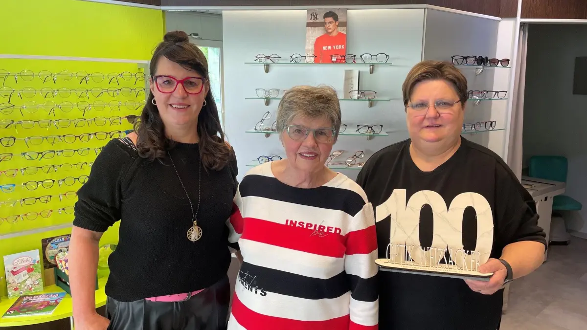 Sie können auf 100 Jahre Firmengeschichte zurückblicken: Doreen, Ingeborg und Ines Weizsäcker von den gleichnamigen Augenoptikergeschäften in Bad Liebenwerda.