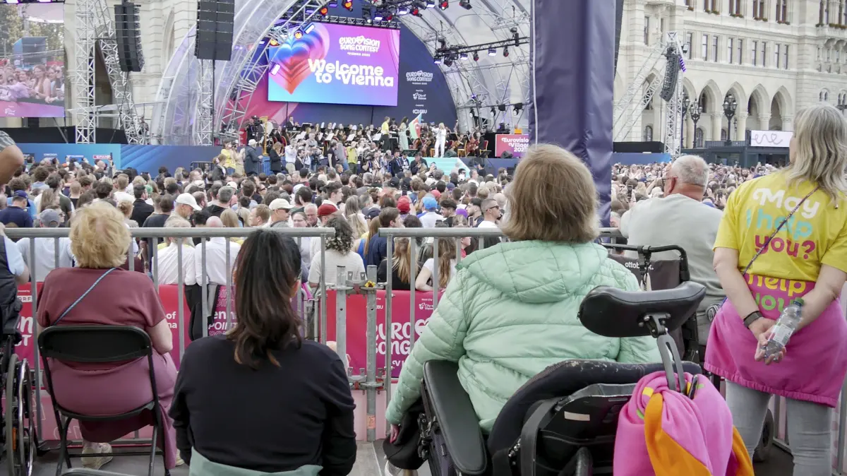 Der ESC in Wien mit einem inklusiven Angebot: Rollstuhlplattform bei der Eroeffnungszeremonie des diesjaehrigen Eurovision Song Contest (ESC) auf dem Wiener Rathausplatz (Foto vom 10.05.2026). Es ist bereits sein vierter ESC. Ganz Wien feiert den 70. Eurovision Song Contest. Dabei sollen auch Menschen mit Behinderung einfachen Zugang zu den Veranstaltungen haben. Angesichts der verschaerften Sicherheitskonzepte ist das eine Herausforderung. (Siehe epd-Bericht vom 14.05.2026)