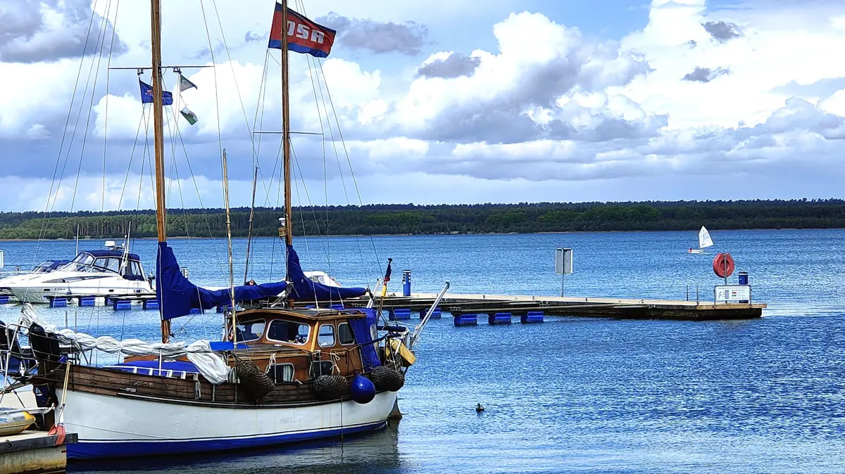 Die SeaBreeze liegt wieder an ihrem Steg am Geierswalder See.