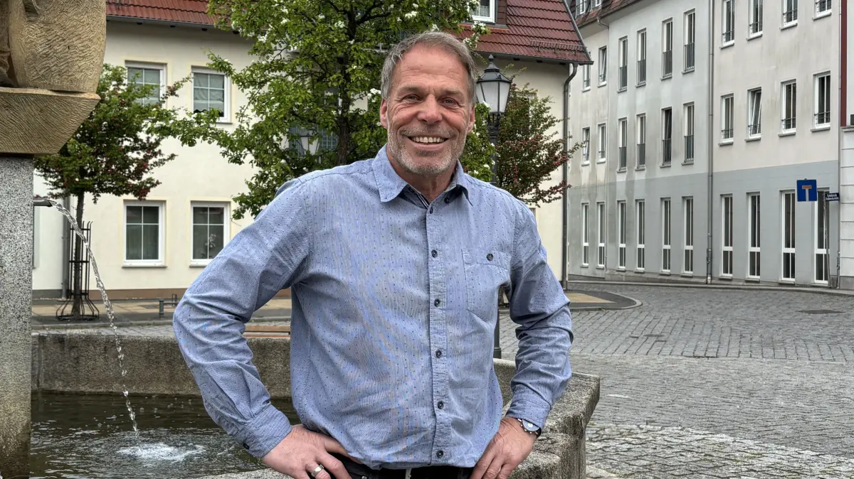 Frank Budszuhn, Pressesprecher der Lausitzer Füchse, tritt noch einmal als Bürgermeisterkandidat für die Wahl im September 2026 an. Foto auf dem Marktplatz in Bad Muskau