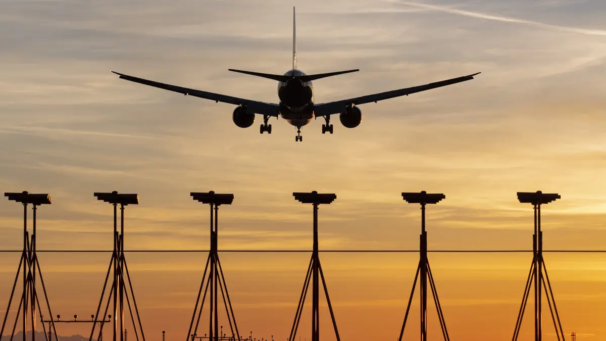 Ein Flugzeug der Fluggesellschaft EVA Air vom Typ Boeing 777-300 ER landet bei Sonnenuntergang auf dem Vancouver International Airport. Ein Bericht über angebliche Mängel bei der Produktion des Langstreckenjets 787 «Dreamliner» bringt den US-Luftfahrtriesen Boeing weiter unter Druck. Konkret geht es demnach um teilweise massive Sicherheitsbedenken im Boeing Werk in North Charleston im US-Bundesstaat South Carolina. +++ dpa-Bildfunk +++